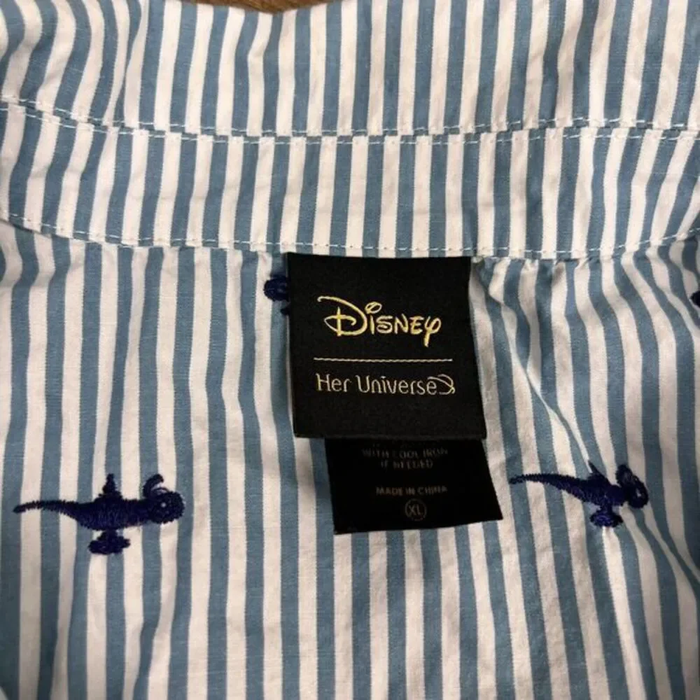 Disney Her Universe Aladdin Lamp Embroidered Tie Hem‎ Blouse Misses size XL - Picture 4 of 8